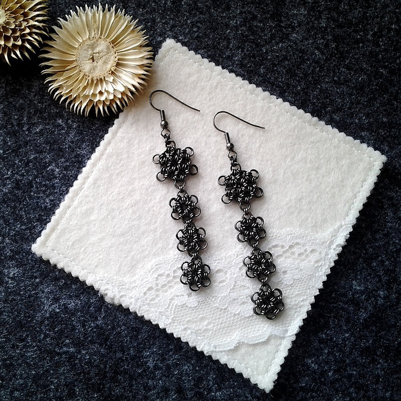 Muse Huanhuan interlocking metal chainmail flower size long black earrings - ต่างหู - โลหะ สีดำ