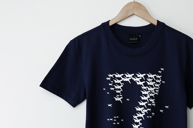 INNER | 幸運飛機7  T-Shirt – 深丈青 - 男 T 恤 - 其他材質 黑色