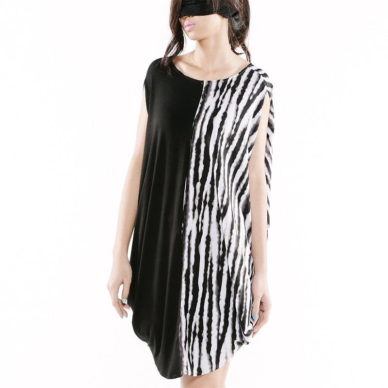 [Dress] Wearing a blouse on all sides <black and white + black / black + black dots / gray + stripes x 3 colors> - เสื้อยืดผู้หญิง - วัสดุอื่นๆ หลากหลายสี