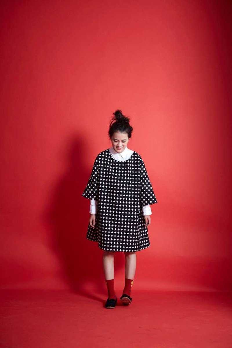 I do not know in the end is a black dot or a white dot dress (Reissue update) - ชุดเดรส - วัสดุอื่นๆ สีดำ