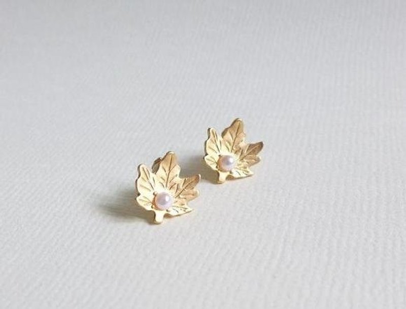 【Studio 5629】Vintage 西洋古董飾品 楓葉 夾式耳環 - 耳環/耳夾/耳骨夾 - 其他材質 金色