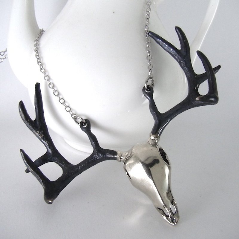 Stag skull pendant in white bronze and oxidized antique color ,Rocker jewelry ,Skull jewelry,Biker jewelry - สร้อยคอ - โลหะ 