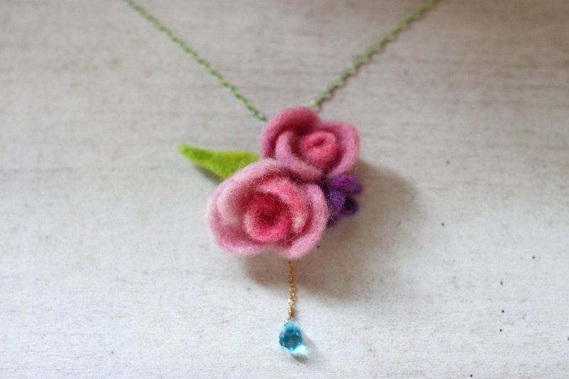 Pink rose necklace - Necklaces - Wool Pink