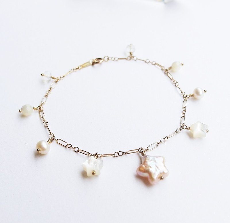 | Touch of moonlight | imports of glossy bright stars moonstone pearl bracelet 14k gold Japanese style - สร้อยข้อมือ - เครื่องเพชรพลอย ขาว