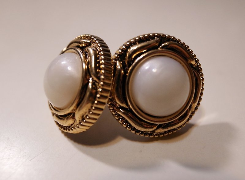 Moonlight pearl pin earrings - ต่างหู - พลาสติก สีทอง