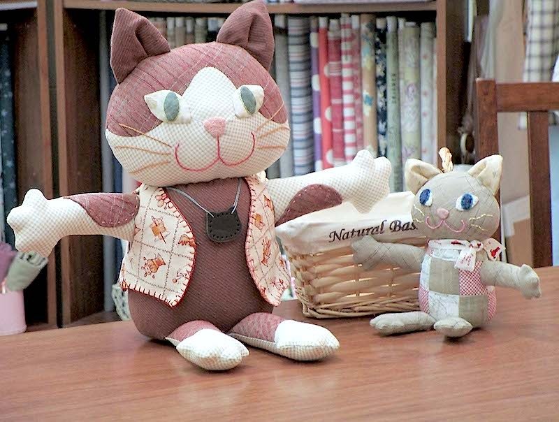 大小の猫人形を抱きしめるのが大好き - 人形・フィギュア - コットン・麻 レッド