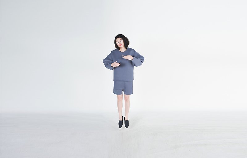 Esher Asymmetrical Sleeves Neoprene Sweatshirt - เสื้อผู้หญิง - ผ้าฝ้าย/ผ้าลินิน สีน้ำเงิน