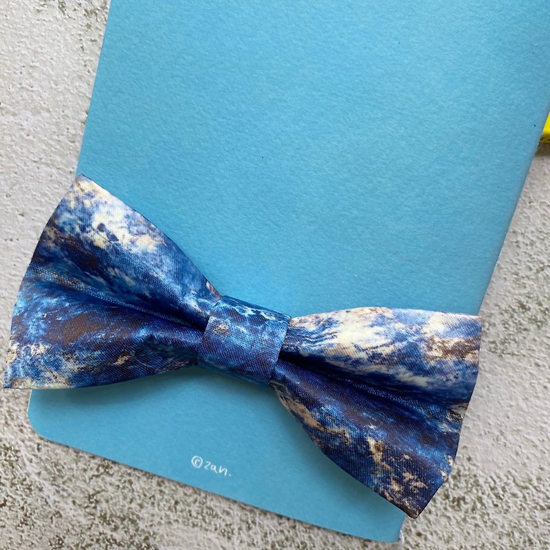 Style 0181Blue Cloudy Sky Bowtie - Groom Gift & Wedding Bowtie - สร้อยติดคอ - เส้นใยสังเคราะห์ สีน้ำเงิน