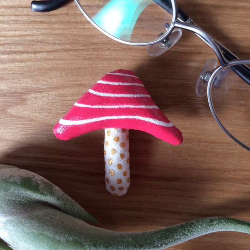 Mushrooms brooch (Akashima × gold point) - Brooches - Cotton & Hemp Red