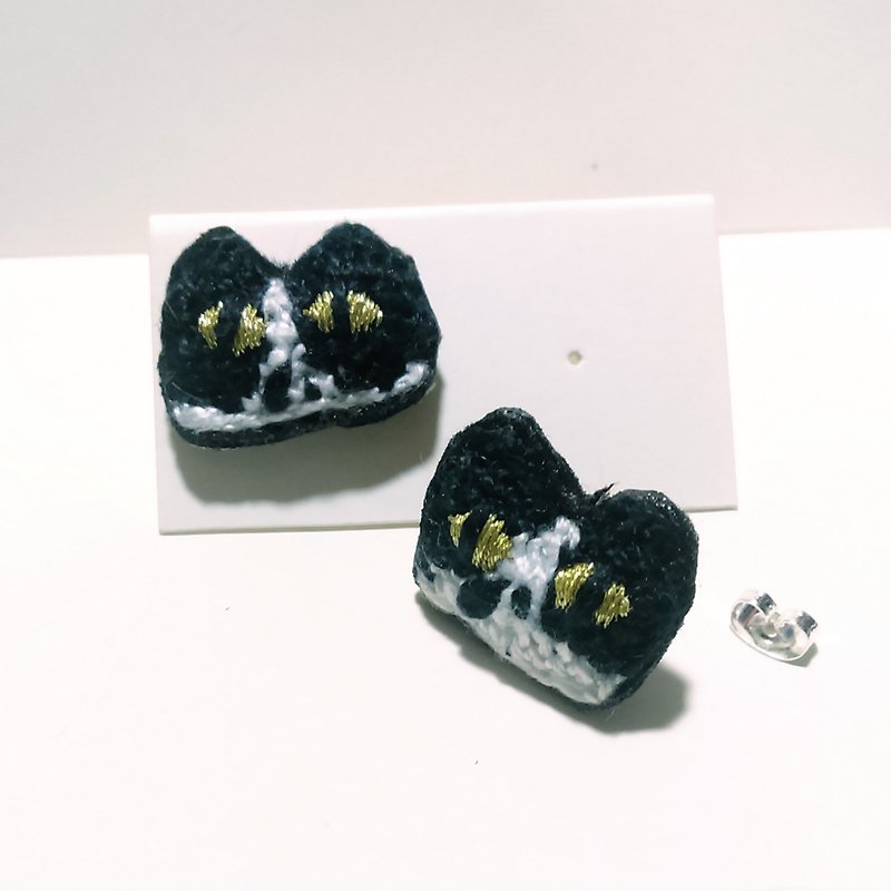 A pair of antique cat crocheted embroidery stud earrings - ต่างหู - วัสดุอื่นๆ สีดำ