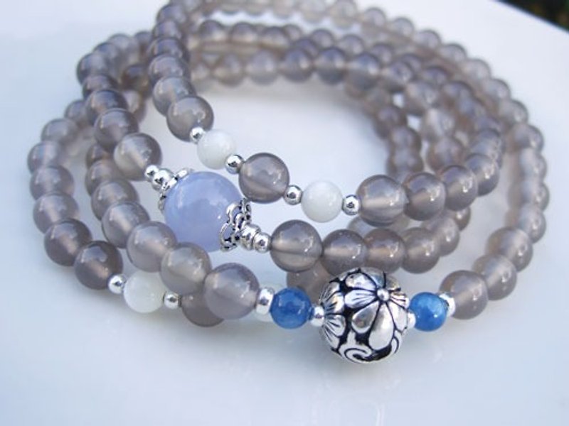 . My.Crystal. Light blue and white flowers. Gray chalcedony 108 sub four hand beads (with blue chalcedony, kyanite, white butterfly shell) - สร้อยข้อมือ - เครื่องเพชรพลอย สีเทา