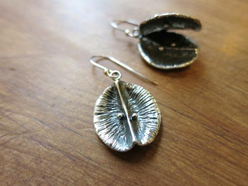 "Capsule" handmade pure silver earrings - Earrings & Clip-ons - Other Metals Brown