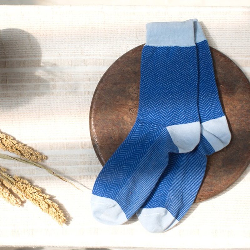 Lin Guoliang Pin Herringbone Gentleman's Socks Blue - ถุงเท้าข้อกลาง - ผ้าฝ้าย/ผ้าลินิน สีน้ำเงิน