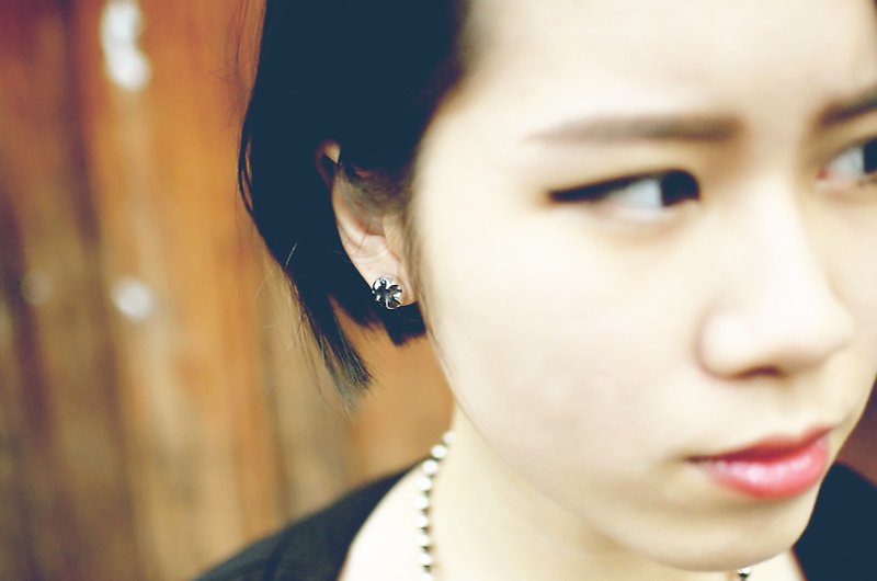 櫻花系列【黑櫻花】耳針式貼耳925純銀耳環(單顆/男生女生耳環) - 耳環/耳夾 - 純銀 銀色