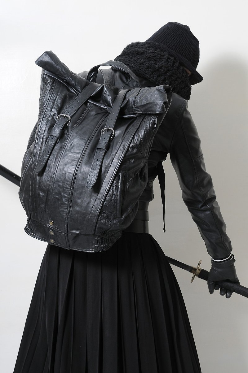 RED CAPACITY-SAMURAI-手做皮革皮衣改造捲蓋後背包 - 後背包/書包 - 真皮 黑色