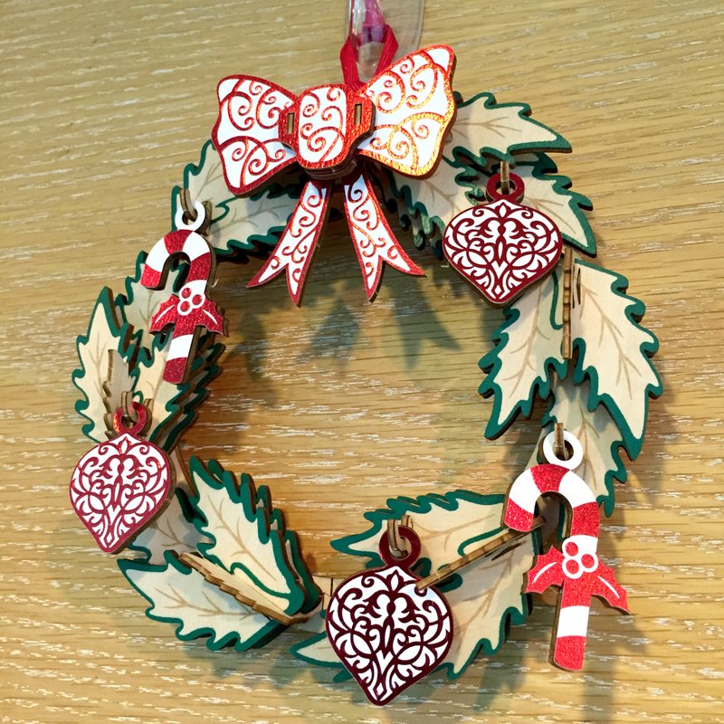 Warm Christmas wreath on the door wooden puzzles (small) - ของวางตกแต่ง - ไม้ 