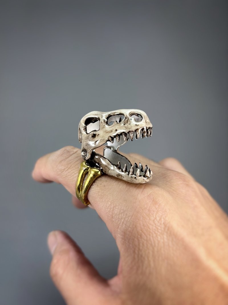 Realistic T-rex skull in brass and enamel color ,Rocker jewelry ,Skull jewelry,Biker jewelry - 戒指 - 其他金屬 