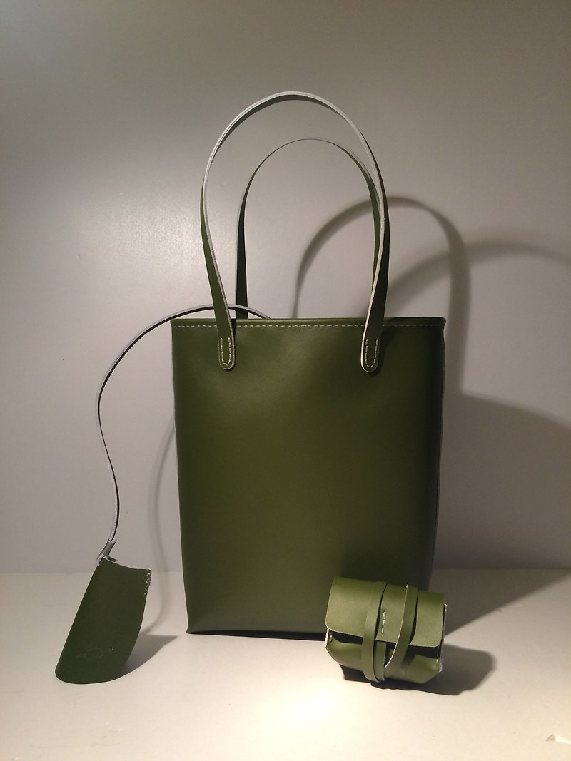 Zemoneni leather tote bag in Oliver green color with coin bag key chain 3 in 1 - กระเป๋าถือ - หนังแท้ สีเขียว