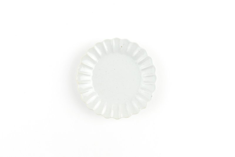 KIHARA Ancient White Magnetic Chrysanthemum Small Dish - Small Plates & Saucers - Porcelain White