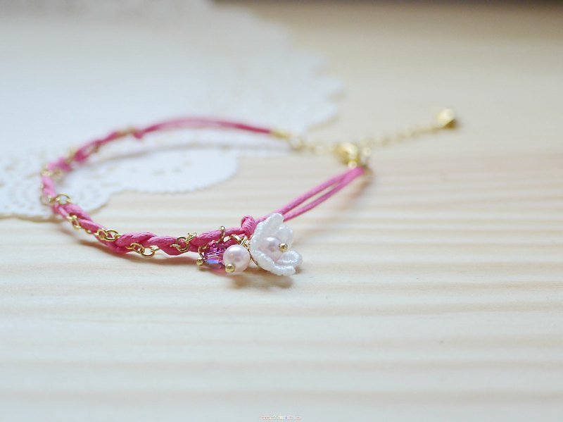 Paris. Happiness hand made. ZAKKA woven crystal pearl bracelet. "Happiness". Lace flower - สร้อยข้อมือ - โลหะ หลากหลายสี