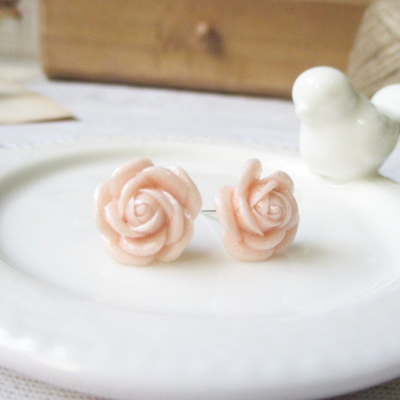 Elegant rose temperament handmade rose. Stainless steel ear pin/clip type - ต่างหู - วัสดุอื่นๆ ขาว
