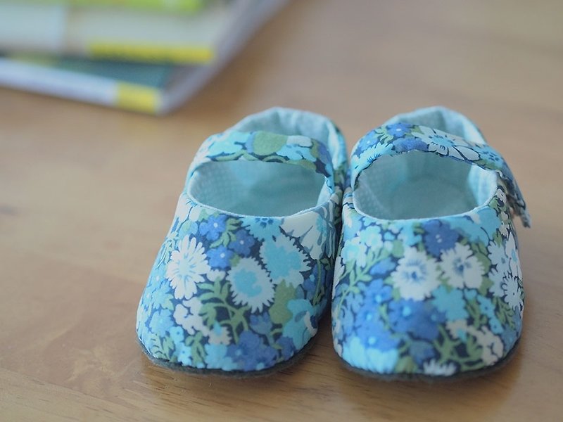 · British blue floral baby shoes - รองเท้าเด็ก - วัสดุอื่นๆ สีน้ำเงิน