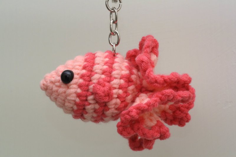 【Knitting】年年有餘（魚）系列-粉雕玉琢 - 鑰匙圈/鑰匙包 - 其他材質 粉紅色