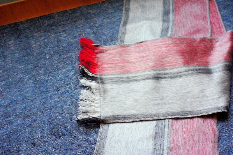 South American handmade alpaca scarf red and gray - ผ้าพันคอถัก - วัสดุอื่นๆ สีม่วง
