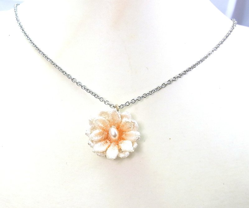 Sunshine Daisy water lace necklace - Necklaces - Thread Orange