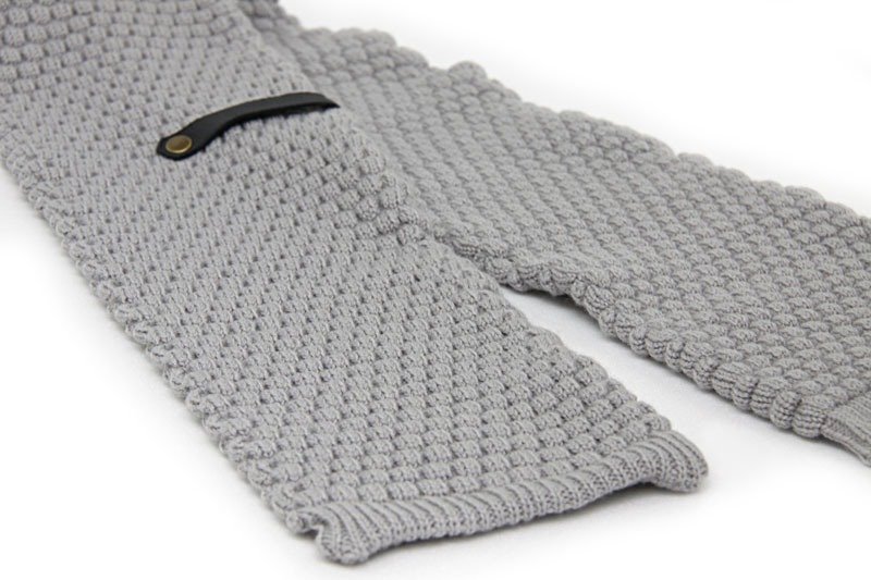 [アラウンド]エレガントなグレーのコートポップコーン特殊な三次元ニットとレザーはスカーフの狭いバージョンバックル - スカーフ - その他の素材 グレー