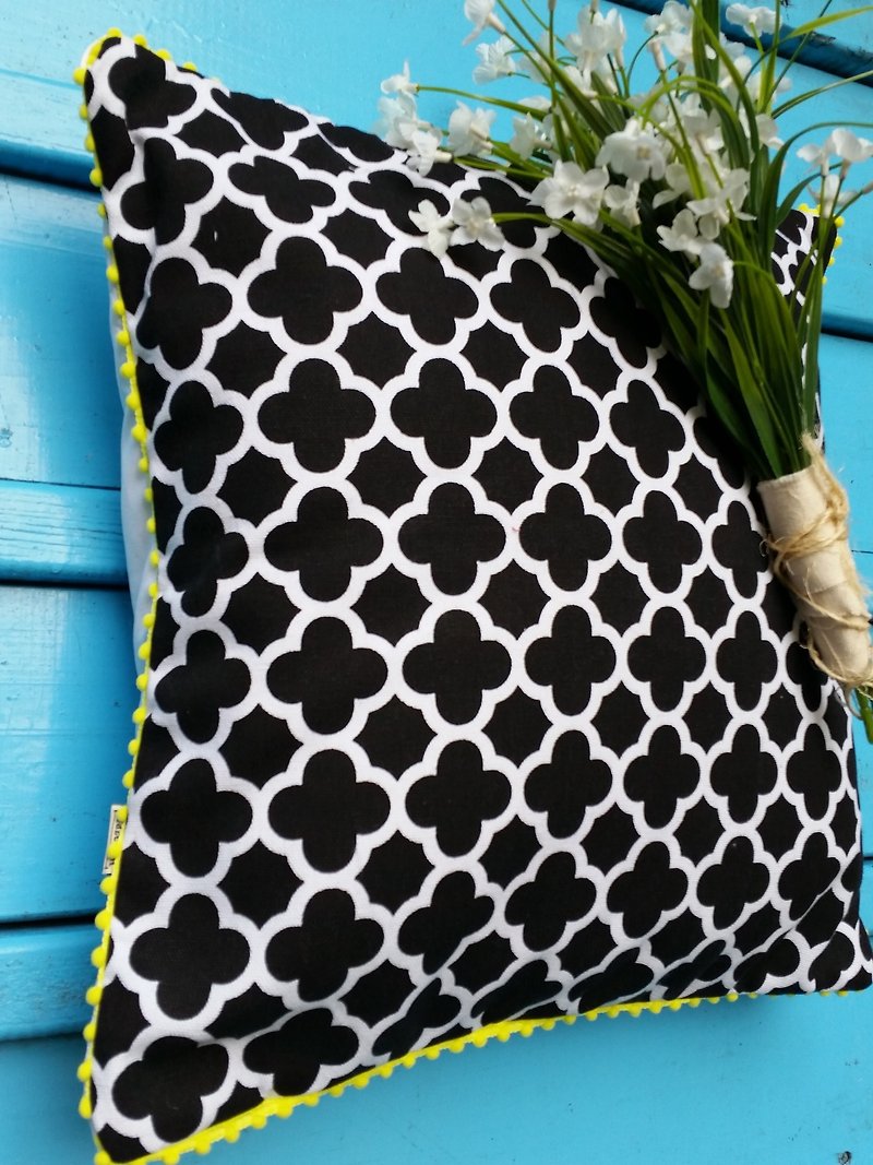 北歐款式黑色幾何圖案黃色小毛球抱枕靠枕靠墊枕套 - 枕頭/咕𠱸 - 其他材質 黑色