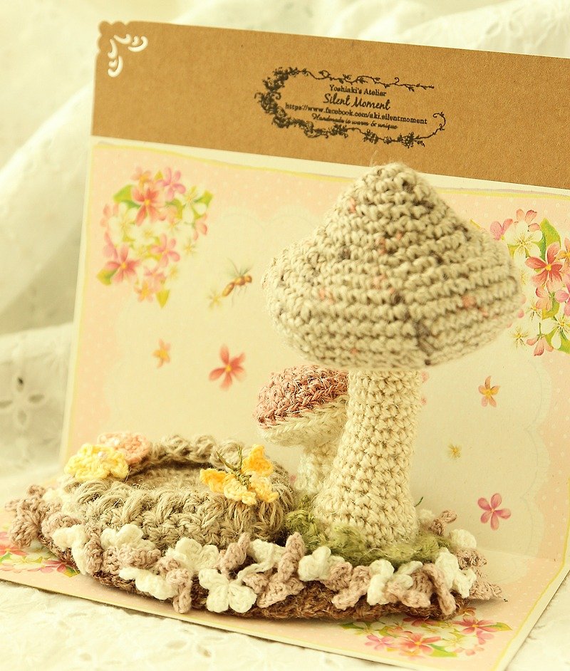 Small yellow butterfly to Mushroom garden to play - Items for Display - Other Materials 