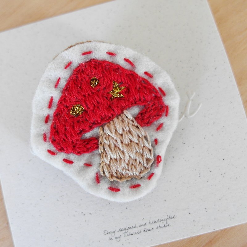 Cha mimi. Hand embroidery Love embroidery -! Red mushroom - เข็มกลัด - วัสดุอื่นๆ สีแดง
