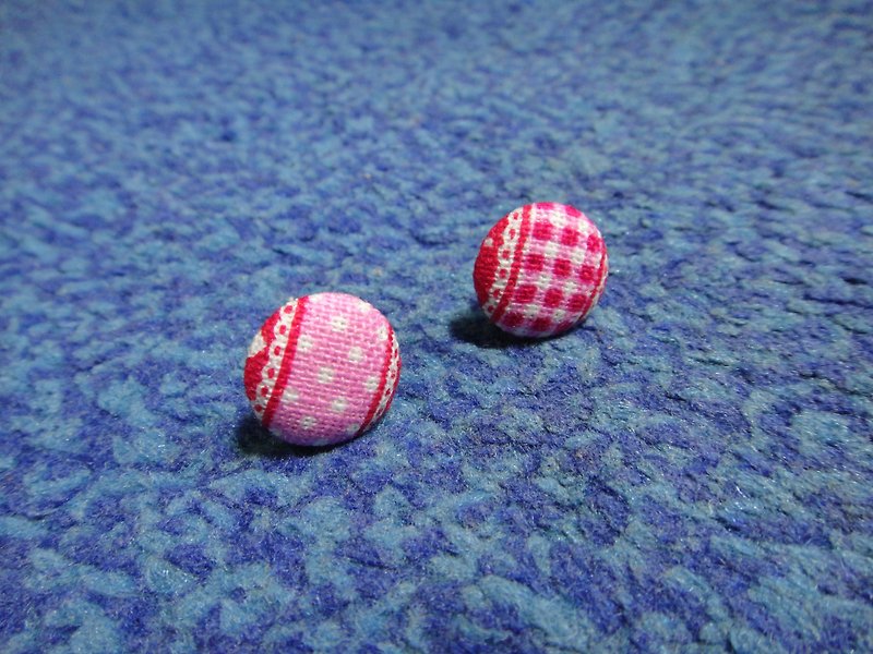 (C) 粉紅緞帶_布製鈕釦耳環 C22BT/UZ01 - 耳環/耳夾 - 棉．麻 粉紅色