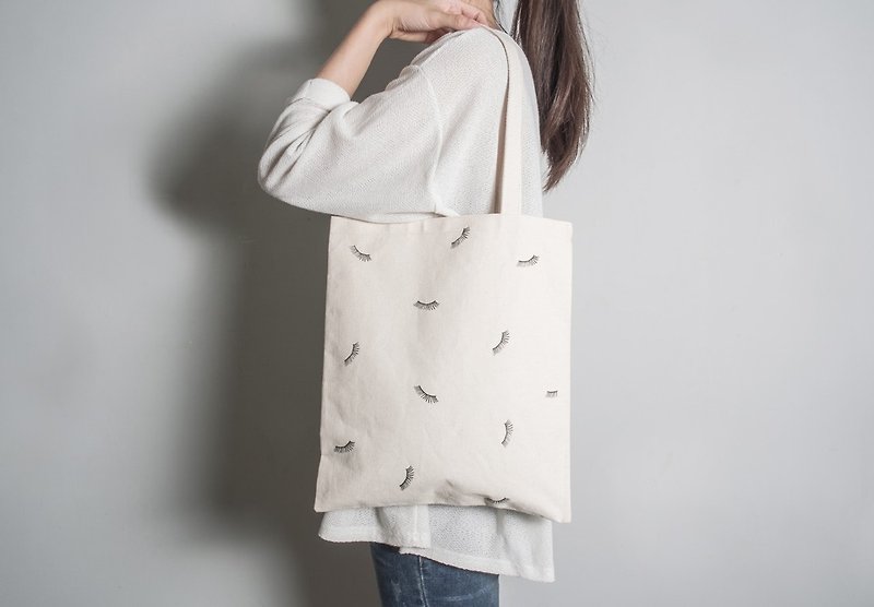 Hand-painted handprint embryo cloth bag [Fly! Eyelashes] single-sided / double-sided portable / shoulder - กระเป๋าแมสเซนเจอร์ - ผ้าฝ้าย/ผ้าลินิน สีดำ