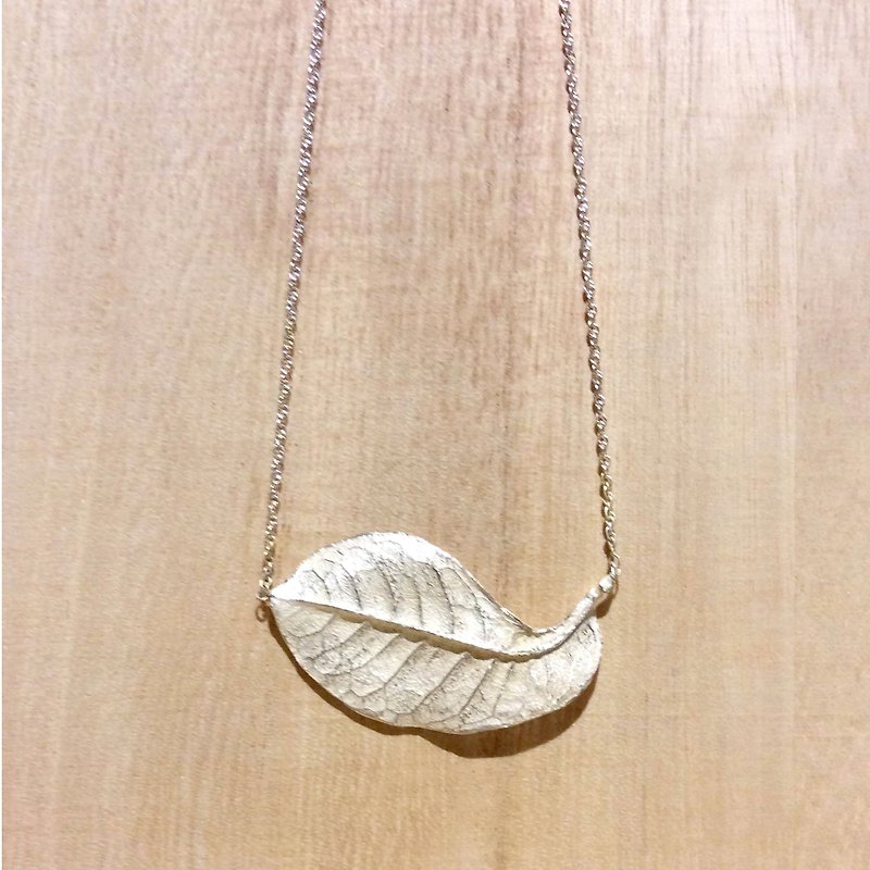 Handmade Silver Jewelry_One Heart One Leaf Necklace - Necklaces - Other Metals White