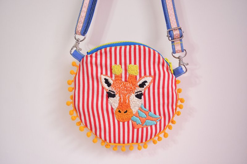 Mr. giraffe embroidery wafer package - กระเป๋าแมสเซนเจอร์ - งานปัก สีแดง