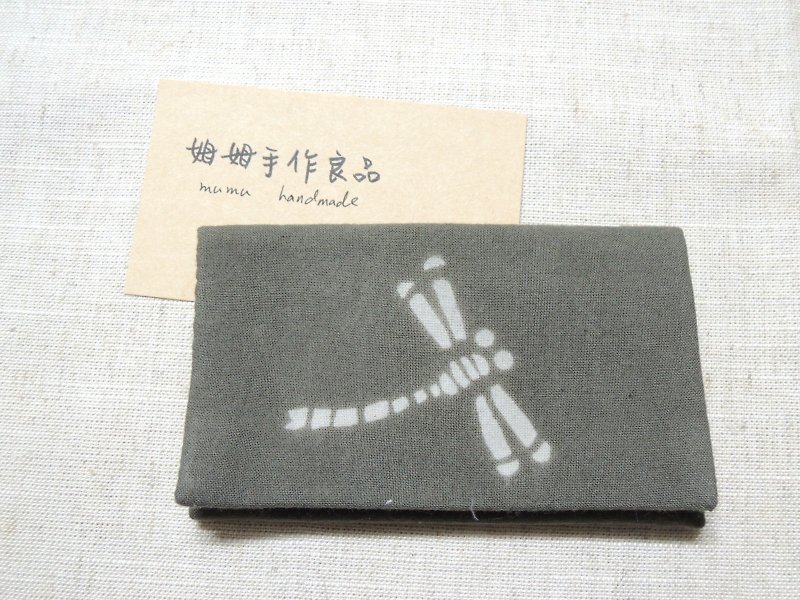 [Mu Mu grass and wood dyed] olive leaf dark gray plant dyed business card holder (dragonfly style) - ที่ตั้งบัตร - ผ้าฝ้าย/ผ้าลินิน สีเทา