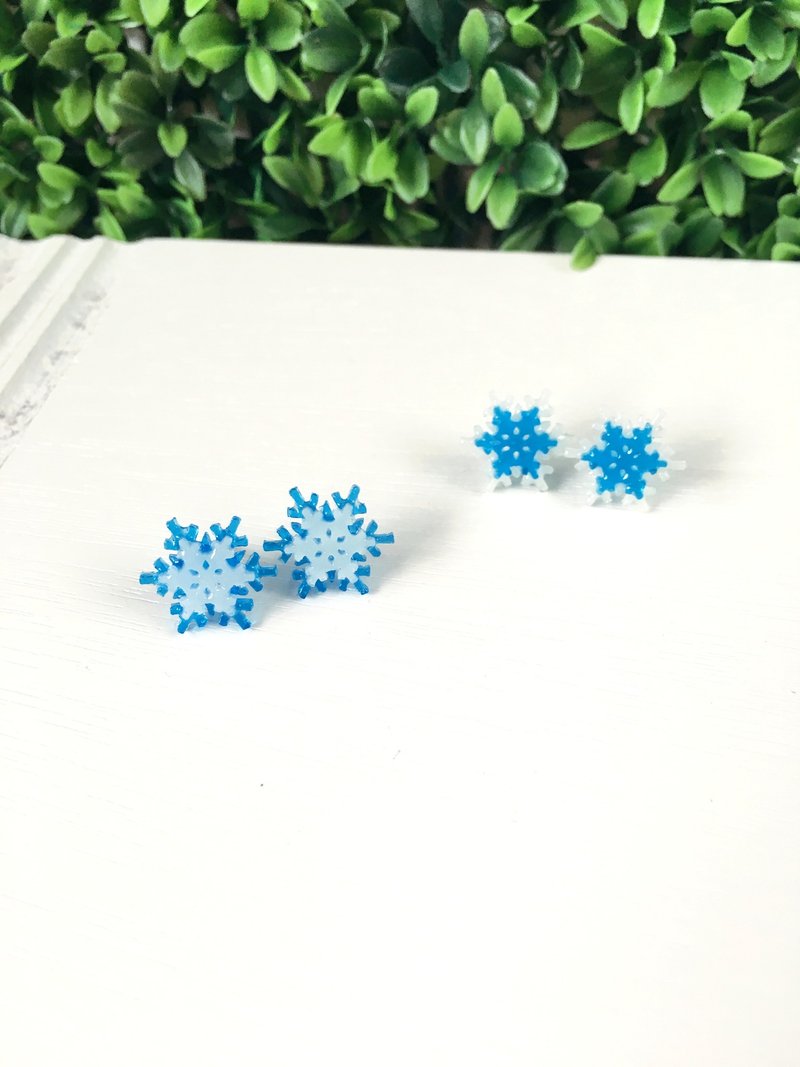 *Haku‧Neko* [冬日限定] 藍x白雪花片片耳環 (藍色) - 耳環/耳夾/耳骨夾 - 矽膠 藍色