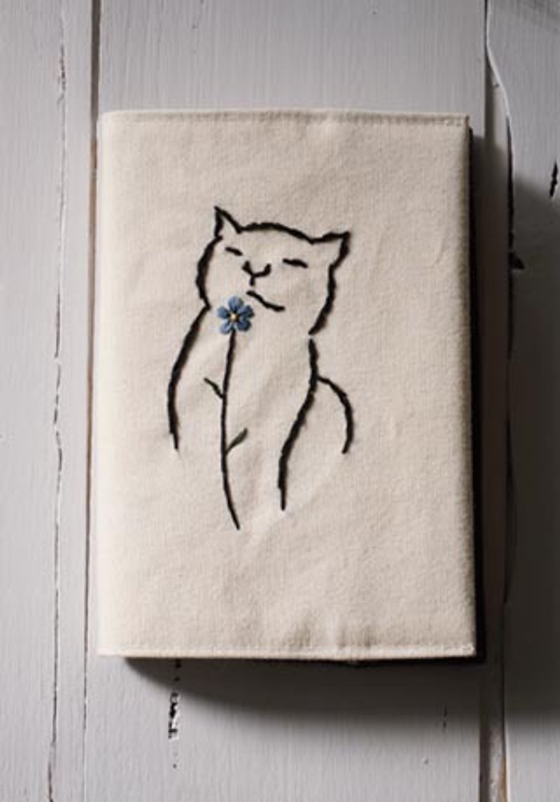 Cat and forget-me-not blue flower hand-embroidered notepad - สมุดบันทึก/สมุดปฏิทิน - ผ้าฝ้าย/ผ้าลินิน ขาว