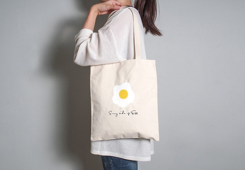 ผ้าฝ้าย/ผ้าลินิน กระเป๋าแมสเซนเจอร์ สีเหลือง - Hand-painted handprint embryo cloth bag [poached egg] single-sided pattern portable/shoulder