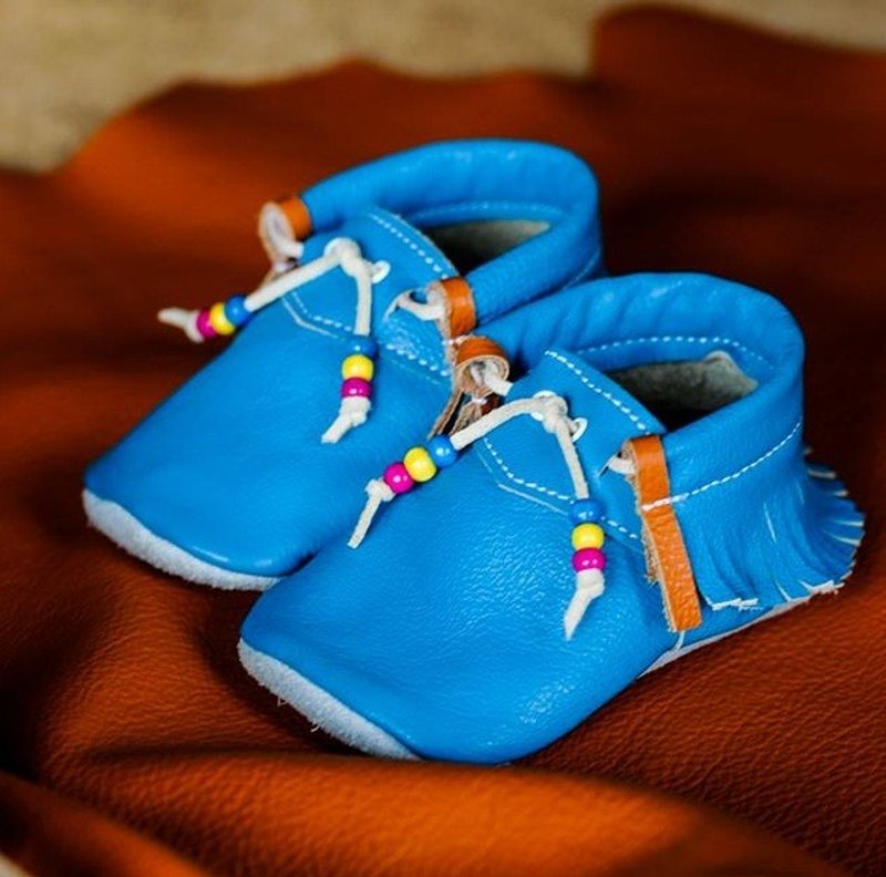 【歐洲製】莫卡辛探險-First baby shoes 真皮手工軟底學步鞋/室內鞋-寶藍.串珠 - 男/女童鞋 - 真皮 藍色