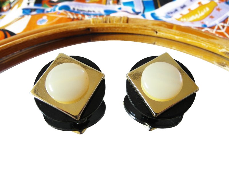 復時品【夾式收藏品：圖騰子】 - 耳環/耳夾/耳骨夾 - 其他材質 白色