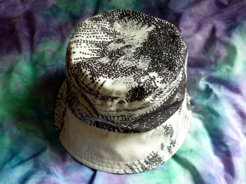 {The Significant Travel} Double Sided Bucket Hat o Double Sided Bucket Hat - หมวก - เส้นใยสังเคราะห์ สีดำ