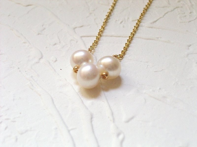 Simple natural cultured pearls collarbone practice - สร้อยคอ - วัสดุอื่นๆ ขาว