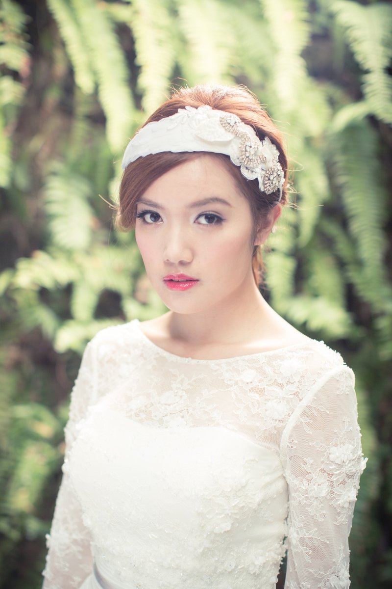 《Being of Love》芭蕾舞孃羽毛結婚髪飾／新娘髪箍頭飾 ／西式婚禮手工製婚禮配飾 - 髮夾/髮圈 - 其他材質 白色