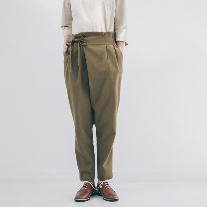 Xu Xu children ♪ classic asymmetric shape strap pants - khaki green - กางเกงขายาว - วัสดุอื่นๆ สีกากี