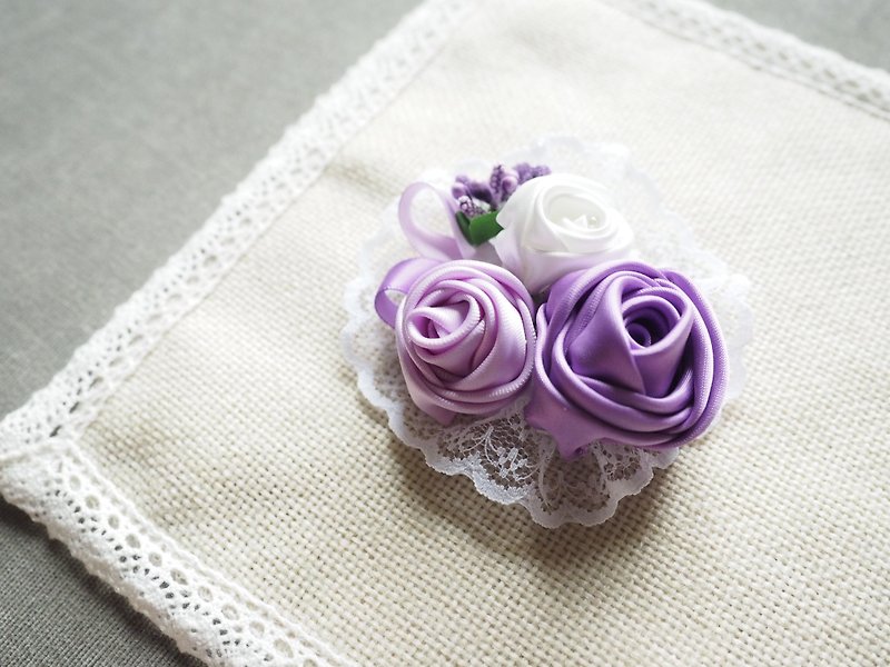 Handmade ribbon purple rose wedding corsage - เข็มกลัด/ข้อมือดอกไม้ - วัสดุอื่นๆ สีม่วง