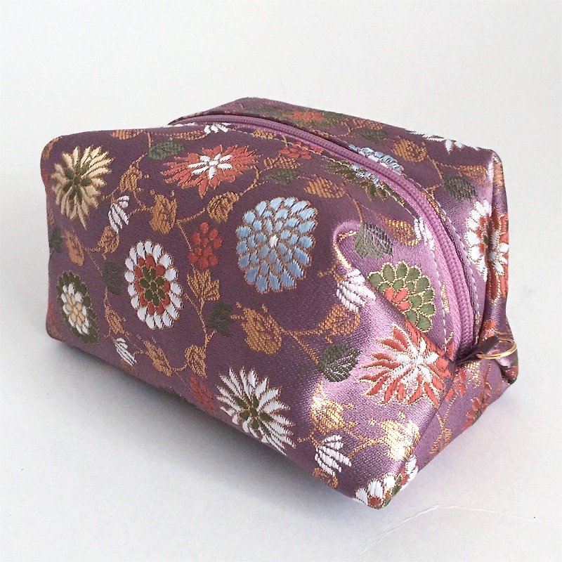 Pouch with Japanese Traditional Pattern, Kimono (Large) [Brocade] - กระเป๋าเครื่องสำอาง - วัสดุอื่นๆ สีม่วง