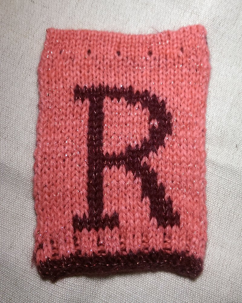 Lan woolen thread 26-letter four-corner flag-pink peach base wine red letter R - Items for Display - Other Materials Pink